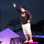 岡崎体育が神宮外苑花火大会の花火打ち上げ前の観客のテンションを一気に盛り上げる！