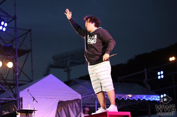 岡崎体育が神宮外苑花火大会の花火打ち上げ前の観客のテンションを一気に盛り上げる！