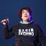 岡崎体育が神宮外苑花火大会の花火打ち上げ前の観客のテンションを一気に盛り上げる！