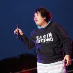 岡崎体育が神宮外苑花火大会の花火打ち上げ前の観客のテンションを一気に盛り上げる！