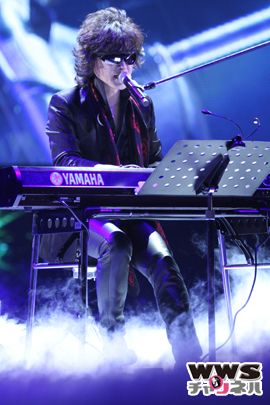 X JAPAN Toshlが『群青の夕暮れ』『Forever Love』を熱唱！関西コレクション2015 SPRING＆SUMMER