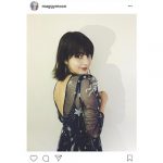 マギーがセクシーな美背中を披露！「セクシーダイナマイト！」と絶賛の声！