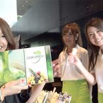 【動画】モデル・石川ナサがTSCで『すごくおいしいフルーツ青汁 GOKU RICH』を試飲！！水着でランウェイも！