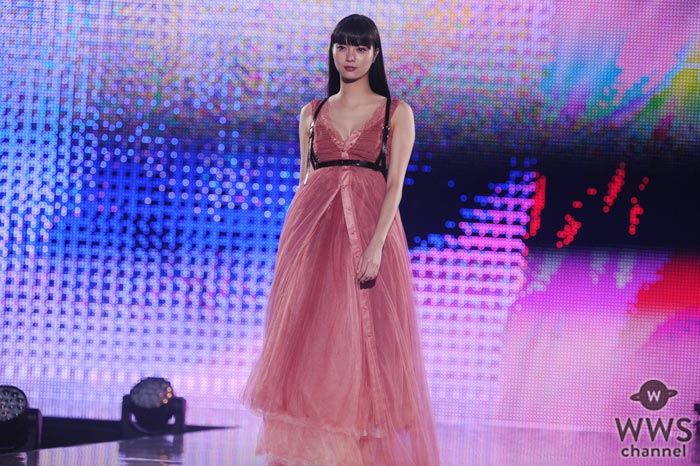 新川優愛が『神戸コレクション 2017 AUTUMN/WINTER』に登場！優しい笑顔で会場を魅了！