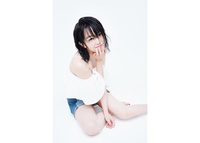 AKB48 峯岸みなみがフォロワー40万人突破に「ギリギリサービスショット 笑」と写真を披露！「息できんくらい可愛い」と歓喜の声！