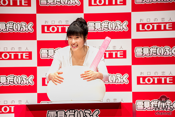 土屋太鳳が可愛いすぎる『雪見キス』を披露！『ロッテ「雪見だいふく」〆雪見お披露目イベント』に登場！