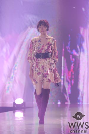 松井愛莉が神戸コレクション 2017 A/Wでトップバッターを務めるなど大歓声につつまれるランウェイに登場！