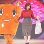 筧美和子が『神戸コレクション 2017 A/W』にダイエーキャラクターのモッくんと仲良く登場！