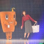 筧美和子が『神戸コレクション 2017 A/W』にダイエーキャラクターのモッくんと仲良く登場！