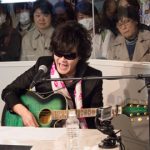 X JAPANのボーカルToshlがニコニコ生放送で新曲『群青の夕紅れ』をギター１本で熱唱！