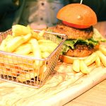 イケ家！・濱正悟、上野貴博が「GEMS恵比寿」で食レポ初挑戦！”裏メニュー”の濃厚鶏ラーメン、石窯デリリウムバーガーにびっくり！？