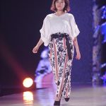 筧美和子が『神戸コレクション 2017 A/W』にダイエーキャラクターのモッくんと仲良く登場！