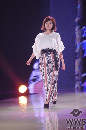 筧美和子が『神戸コレクション 2017 A/W』にダイエーキャラクターのモッくんと仲良く登場！