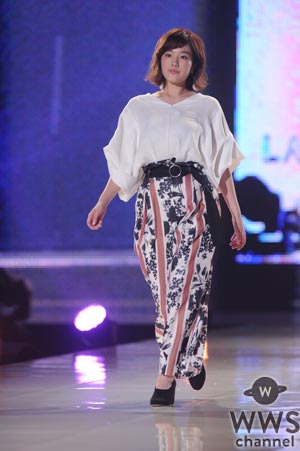 筧美和子が『神戸コレクション 2017 A/W』にダイエーキャラクターのモッくんと仲良く登場！