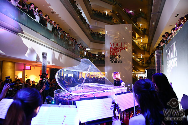 YOSHIKIスペシャルゲスト出演で、表参道ヒルズが一時騒然！ 「VOGUE FASHION’S NIGHT OUT 2017」オープニング・セレモニーで「Forever Love」「ENDLESS RAIN」2 曲を演奏し、3,400 名の観客を魅了！