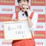 土屋太鳳、松井愛莉、広瀬すずが『ガーナ新CM発表会』でお互いの似顔絵ペイントに挑戦！その出来映えは！？