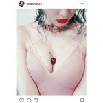 小嶋陽菜が胸元にチェリーを挟んだ大胆なSEXYショットを披露し話題騒然！「超セクシーですね」