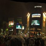 東方神起がハロウィンで盛り上がる渋谷の街をジャック？！大型5面ビジョンを1時間ジャックOA！