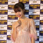 【動画】藤田ニコルが クリスマスジュエリー表彰式に登場！「おじさまにつけてもらってドキッとした」