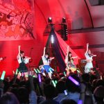 バンドじゃないもん！のデビュー5周年を記念した代々木公園・野外ステージフリーライブに2000名が集結！
