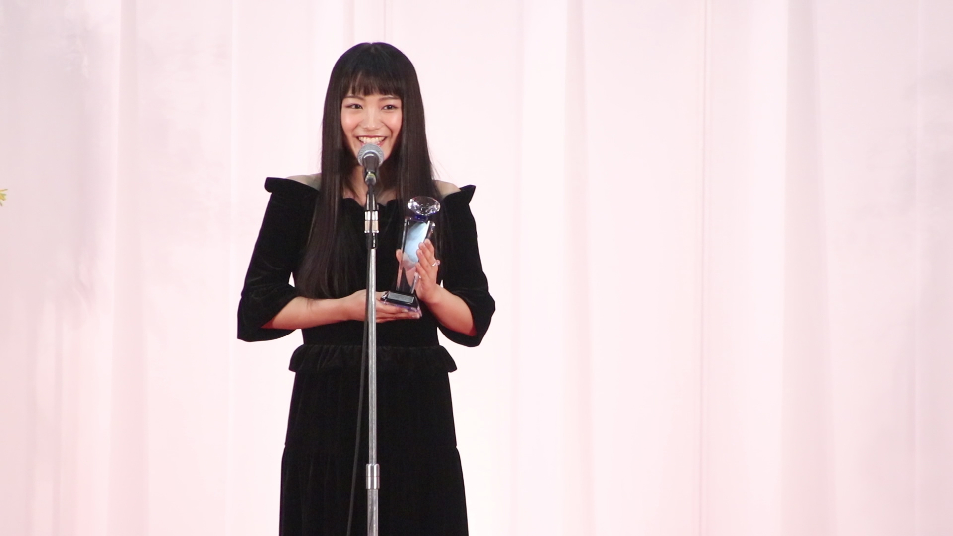 【動画】miwaが 歌手部門でクリスマスジュエリー表彰式に登場！「親友と指輪を交換したことがあります」