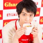 羽生結弦がエプロン姿でオリジナルホットチョコレートづくりに挑戦！「ほっとします・・・ホットチョコだけに（笑）」