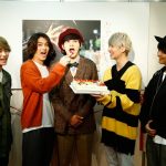 DISH//北村匠海の初の個展開催をメンバーがサプライズで祝福！「今日はみんなオフでしたけど、駆けつけないわけにはいかないじゃない！」