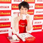 羽生結弦がエプロン姿でオリジナルホットチョコレートづくりに挑戦！「ほっとします・・・ホットチョコだけに（笑）」