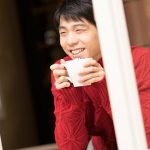 羽生結弦がエプロン姿でオリジナルホットチョコレートづくりに挑戦！「ほっとします・・・ホットチョコだけに（笑）」