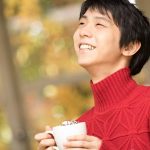羽生結弦がエプロン姿でオリジナルホットチョコレートづくりに挑戦！「ほっとします・・・ホットチョコだけに（笑）」
