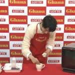 羽生結弦がエプロン姿でオリジナルホットチョコレートづくりに挑戦！「ほっとします・・・ホットチョコだけに（笑）」