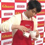 羽生結弦がエプロン姿でオリジナルホットチョコレートづくりに挑戦！「ほっとします・・・ホットチョコだけに（笑）」
