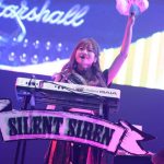 【ライブレポート】SILENT SIRENすぅがCOUNTDOWN JAPAN 17/18でバースデー迎える!今年リリース『ジャストミート』など計7曲をポップに披露!