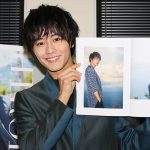 2.5次元舞台で大活躍の俳優・猪野広樹がファースト写真集を発売! 「25歳という一つの節目に出せてうれしい。100点です!!」3500人のファンと握手会イベントも開催!