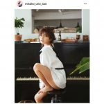 AAA宇野実彩子がセクシーすぎる白シャツから見える美脚ショットを公開！