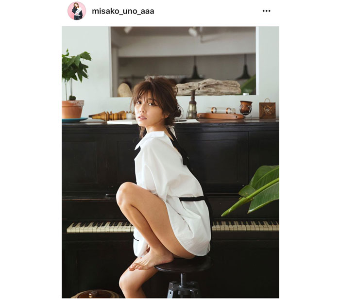 AAA宇野実彩子がセクシーすぎる白シャツから見える美脚ショットを公開！