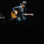 【ライブレポート】尾崎裕哉、ワンマン弾き語りツアーでヒット曲『Glory Days』ほかカバー含む全20曲熱唱！若旦那もゲスト出演！