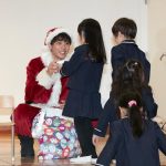 竹内涼真がサンタクロース姿で幼稚園にサプライズ登場！今年のクリスマスの予定は「仕事です」