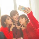 菊地亜美、近藤千尋、舟山久美子(くみっきー)の仲良し3人組が『御守年賀』を作成!菊地の渾身の変顔がプリントされた『変顔魔除け御守』も!?