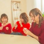 菊地亜美、近藤千尋、舟山久美子（くみっきー）の仲良し3人組が『御守年賀』を作成！菊地の渾身の変顔がプリントされた『変顔魔除け御守』も！？