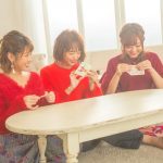 菊地亜美、近藤千尋、舟山久美子（くみっきー）の仲良し3人組が『御守年賀』を作成！菊地の渾身の変顔がプリントされた『変顔魔除け御守』も！？