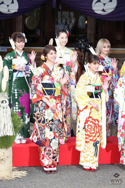 新生 E-girlsメンバー11人全員が艶やかな晴れ着姿で最新シングルヒット祈願！