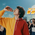 「ファンタ宣伝部長」菅田将暉が一人に二つの能力が宿った“ダブルマサキ”に変身「Wジャンプ」でテレポーテーション！新TVCM『ファンタ ゴールデンアップル &パワー ダブルマサキ』篇