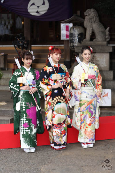 新生 E-girlsメンバー11人全員が艶やかな晴れ着姿で最新シングルヒット祈願！