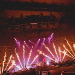 FTISLAND、CNBLUE、SF9らが所属するFNC エンターテインメント所属のアーティストが集う音楽の祭典『2017 FNC KINGDOM IN JAPAN -MIDNIGHT CIRCUS-』が 12月16日・17日に千葉県・幕張メッセで開催され、2日間で20,000人を魅了した。 5周年という節目を迎えたFNC KINGDOMは、所属アーティストのライブを1日で見られるだけでなく、 グループの垣根を超えた、ここでしか見られないアーティストのコラボレーションステージやスペシャルステージが目白押しのイベント。 今年は<KINGDOM(王国)で真夜中に開催されるサーカス>をテーマに、FTISLAND、CNBLUE、AOA、N.Flying、SF9、HONEYSTら6組が出演した。 6人のピエロに導かれスタートしたのは、勇壮なリズムを刻むパーカッションセッション。ミンファン(FTISLAND)、ミンヒョク(CNBLUE)、ジェヒョン(N.Flying)、スンソク(HONEYST)という4バンドのドラマーが一堂に会した貴重なコラボを幕開けに、出演グループが登場。 「ようこそ、『2017 FNC KINGDOM IN JAPAN -MIDNIGHT CIRCUS-』へ!」(ヨンファ)、「ファミリーコンサート、今から始まります!」(ホンギ)と、FNCを代表するフロントマン2人が開会を宣言した。 様々なグループのライブや豪華コラボが行われた中で、5周年のアニバーサリーを彩ったのは、イ・ホンギ(FTISLAND)とジョン・ヨンファ(CNBLUE)によるドラマ『美男<イケメン>ですね』の作中バンドA.N.JELLのジェルミとシヌの復活だ。ドラマの主題歌「Promise」では投げキスを模した振付まで披露し、歌いながらお互いの肩に手を置いたりと、仲の良さをうかがわせる。トークではドラマで彼らが演じた役になりきり、「今日は2人だけど、テギョン(チャン・グンソク)さんとミナム(パク・シネ)さんと4人で、いつか東京ドームでライブしましょう! 僕の夢ですから」と意気込むヨンファに、「A.N.JELLは3曲しかないのに⁈ でも、いろんなジャンルにアレンジすれば3曲で2時間できるかな?」とホンギがアイディアを出せばファンは爆笑。A.N.JELL復活に対する会場の反応の大きさにホンギは、「実は昨日のステージの後、2日目もやってほしいって言われたんです。FTISLANDもCNBLUEも頑張ってたんだけど、A.N.JELLが一番良かったからって」とゴキゲン。なりきりトークを続けているとヨンファが、「ホンギさん、ありがとうございます。何も知らない僕にホンギ先輩がいろいろ教えてくれました。ホンギがいるから僕がいる、(FNCアーティスト第1号の)ホンギがいるからFNCの他のアーティストもいるんです」とデビュー作である本作を思い出し急に素に戻ってマジメな話をしだすと、ホンギは「わー、トリハダ」と笑いながら照れ隠しをする。ドラマの思い出話では、ヨンファが好きなシーンだという明洞(ミョンドン)でミナム(パク・シネ)の後をシヌがつけるドラマの名場面を再現して「なつかしー!」と大爆笑しながら、「撮影は楽しくて、辛いことはなかった。4人はすごく仲が良くて、台本にないアドリブもたくさんやったし」(ホンギ)と、思い出話に花が咲いた。2曲目の「Still」では、8年前のドラマの場面写真が映し出されると会場からは大きな歓声が上がり、最後にホンギが「今度会えるのは、いつになるかわからないけど」と言いながら2人で肩を組んで「ジェルミ~」、「シヌ~」と言い合いながら退場していったが、2人が揃ってA.N.JELLの曲を歌うのはドラマ撮影時以降初、約8年ぶりとなり、FNC KINGDOMだからこそ、5周年だからこそできた復活劇となった。 他にも、普段はドラマーとしてステージの中央に立つことがないミンファン(FTISLAND)を中心に、ジェヒョン&フェスン(N.Flying)、ダウォン(SF9)らが嵐の「Love so sweet」をカバーしたり、ギタリストのジョンフン(FTISLAND)がギターを持たずにヨンビン&ジェユン(SF9)を従えて星野源の「恋」ダンスを披露するという意外性のあるコラボや、実力派女性ラッパーとして注目されているジミン(AOA)がスンヒョプ(N.Flying)、ジュホ(SF9)を従えたステージ、ユナ(AOA)とインソン(SF9)がボーカルをたっぷり聴かせるスペシャルコラボなど、普段とは違ったカラーの楽曲を見せてくれた。 FNCの重鎮として、ガッツリしたライブを見せてくれたのは、FTISLANDとCNBLUE。初日はCNBLUEがトリ、2日目はFTISLANDがトリを務めたが、ライブで売っているバンドだけに両日でセットリストを変えて異なるライブを展開した。 CNBLUEは、とにかく楽しさが爆発。ステージの上、そしてステージを降りて、ファンの近くをくまなく走り回り、ファンにコール&レスポンスを求めるヨンファ。そのヨンファはトーク中もFTISLANDやSF9の曲を即興でピアノ弾き語りを始めたかと思えば、「今日、来てくれたみなさんが熱いから、帰りたくない! 朝までやりましょう!」と、セットリストに入っていないライブのテッパン曲「Wake Up」を始めたり、音楽を奏でるのが楽しくてしかたがない様子で、CNBLUEもファンも完全燃焼できるライブで盛り上げた。 CNBLUEからは、ソロアルバムをリリースしているボーカルのヨンファとギターのジョンヒョンが、ソロステージも披露。 ジョンヒョンは1月にリリースされる2ndソロアルバム『METROPOLIS』に収録されるアコースティックなバラードナンバー「ひかりのまちで」をライブで初パフォーマンスして会場を沸かせた。 FTISLANDは、音楽でひとつになれる勢いのあるライブを展開。初日はファンがコーラスに参加できる曲を多めに、2日目は彼ら得意のハードなロック曲を中心に聴かせたが、ボーカル、ホンギのバラードからロックまでを歌いあげる声と、ファンの心を捉えるパフォーマンスとトーク力はサスガ。「FTISLANDは音楽を多様な色に変えることができるバンド。FNC KINGDOMもどんどんFNCの色をみつけていっている。俺はやりたくないけど、“FNCのアーティストみんなが同じステージに集まれるのはFNC KINGDOMしかないから”ってCNBLUEのヨンファに説得されて参加しています。ヨンファがFNCの天使で、俺が悪魔だな(笑)」とファンを笑わせたが、なんとか言いながらもFNC愛が一番あふれているのがFNC第一号アーティストであるのFTISLANDのホンギなのだ。「今年も来てくれてありがとう。全員がこれからも、もっといい音楽をプレゼントします」と言って、この日誕生日を迎えたベースのジェジンへのお祝いも兼ねて、1万人と声を合わせて「FNCファイティン! ジェジン、誕生日おめでとう!」とステージ上でカンパイをしてライブをしめくくった。 FTISLANDからは、ソロアルバムをリリースしているホンギもソロステージを披露。心に響くバラードを熱唱した。 今年、イッキにファンが増えたのを実感させたのは6月に日本デビューしたSF9。12月13日にリリースしたばかりの日本1stアルバムの収録曲「僕の太陽 ~O Sole Mio~」などで大きなファンコールを集めたが、自曲のほかに、ブルゾンちえみでおなじみのオースティン・マホーンの「Dirty Work」をカバー。ラストでジミン(AOA)が登場し、かわいく「35億」をキメた。新人であるSF9は前述のコラボの他にも、CNBLUE、ヨンファのソロなど先輩たちのステージでのコラボでも大活躍した。 N.Flyingは、韓国で大ブームを巻き起こしたデビューサバイバル番組『PRODUCE 101 Season2』出身のフェスンが加入してから初のFNC KINGDOM。ボーカルをフェスンにバトンタッチしたグァンジンがベースに専念することで演奏がタイトになり、磨きがかかったツインボーカルで華やかさが増した印象。「バンドが楽しくて、すごく幸せ」というフェスンの言葉に象徴されるように、今後の彼らの飛躍が楽しみになる。 1年ぶりの来日となるAOAも、待ちわびたファンの前で久々のパフォーマンスを見せたが、「今年はいろいろ大変でしたが、みんな気持ちをひとつにして頑張っています。 戻ってくるので忘れずに待っていてください」と再会を約束してくれた。 まだ日本での活動をしていない新人バンドHONEYSTは、新曲「恋愛したい」など2曲をパフォーマンスしたが、先輩バンドたちとはまた違う爽やかなロックを聴かせた。 エンディングでは再びステージの上に全アーティストが大集結。 最後にホンギ&ヨンファが登場すると、「今年も幸せに終えることができました」(ホンギ)、「来年、また会いましょう!」(ヨンファ)と言って約5時間のファミリーコンサートの幕が閉じた。 なお、このFNC KINGDOMが年内の日本でのライブが最後になるアーティストが多い中、12月13日に1stアルバム『Sensational Feeling Nine』をリリースしたばかりのSF9は、12月21日・福岡、22日・名古屋、23日・大阪、24日・東京でアルバムのリリースイベントを開催、CNBLUEのヨンファは、20日、21日にパシフィコ横浜国立大ホールで『JUNG YONG HWA JAPAN CONCERT 2017 "Summer Calling" @Xmas』を行い、年内の日本活動を終える予定。