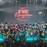 FTISLAND、CNBLUE、SF9らが所属するFNC エンターテインメント所属のアーティストが集う音楽の祭典『2017 FNC KINGDOM IN JAPAN -MIDNIGHT CIRCUS-』が 12月16日・17日に千葉県・幕張メッセで開催され、2日間で20,000人を魅了した。 5周年という節目を迎えたFNC KINGDOMは、所属アーティストのライブを1日で見られるだけでなく、 グループの垣根を超えた、ここでしか見られないアーティストのコラボレーションステージやスペシャルステージが目白押しのイベント。 今年は<KINGDOM(王国)で真夜中に開催されるサーカス>をテーマに、FTISLAND、CNBLUE、AOA、N.Flying、SF9、HONEYSTら6組が出演した。 6人のピエロに導かれスタートしたのは、勇壮なリズムを刻むパーカッションセッション。ミンファン(FTISLAND)、ミンヒョク(CNBLUE)、ジェヒョン(N.Flying)、スンソク(HONEYST)という4バンドのドラマーが一堂に会した貴重なコラボを幕開けに、出演グループが登場。 「ようこそ、『2017 FNC KINGDOM IN JAPAN -MIDNIGHT CIRCUS-』へ!」(ヨンファ)、「ファミリーコンサート、今から始まります!」(ホンギ)と、FNCを代表するフロントマン2人が開会を宣言した。 様々なグループのライブや豪華コラボが行われた中で、5周年のアニバーサリーを彩ったのは、イ・ホンギ(FTISLAND)とジョン・ヨンファ(CNBLUE)によるドラマ『美男<イケメン>ですね』の作中バンドA.N.JELLのジェルミとシヌの復活だ。ドラマの主題歌「Promise」では投げキスを模した振付まで披露し、歌いながらお互いの肩に手を置いたりと、仲の良さをうかがわせる。トークではドラマで彼らが演じた役になりきり、「今日は2人だけど、テギョン(チャン・グンソク)さんとミナム(パク・シネ)さんと4人で、いつか東京ドームでライブしましょう! 僕の夢ですから」と意気込むヨンファに、「A.N.JELLは3曲しかないのに⁈ でも、いろんなジャンルにアレンジすれば3曲で2時間できるかな?」とホンギがアイディアを出せばファンは爆笑。A.N.JELL復活に対する会場の反応の大きさにホンギは、「実は昨日のステージの後、2日目もやってほしいって言われたんです。FTISLANDもCNBLUEも頑張ってたんだけど、A.N.JELLが一番良かったからって」とゴキゲン。なりきりトークを続けているとヨンファが、「ホンギさん、ありがとうございます。何も知らない僕にホンギ先輩がいろいろ教えてくれました。ホンギがいるから僕がいる、(FNCアーティスト第1号の)ホンギがいるからFNCの他のアーティストもいるんです」とデビュー作である本作を思い出し急に素に戻ってマジメな話をしだすと、ホンギは「わー、トリハダ」と笑いながら照れ隠しをする。ドラマの思い出話では、ヨンファが好きなシーンだという明洞(ミョンドン)でミナム(パク・シネ)の後をシヌがつけるドラマの名場面を再現して「なつかしー!」と大爆笑しながら、「撮影は楽しくて、辛いことはなかった。4人はすごく仲が良くて、台本にないアドリブもたくさんやったし」(ホンギ)と、思い出話に花が咲いた。2曲目の「Still」では、8年前のドラマの場面写真が映し出されると会場からは大きな歓声が上がり、最後にホンギが「今度会えるのは、いつになるかわからないけど」と言いながら2人で肩を組んで「ジェルミ~」、「シヌ~」と言い合いながら退場していったが、2人が揃ってA.N.JELLの曲を歌うのはドラマ撮影時以降初、約8年ぶりとなり、FNC KINGDOMだからこそ、5周年だからこそできた復活劇となった。 他にも、普段はドラマーとしてステージの中央に立つことがないミンファン(FTISLAND)を中心に、ジェヒョン&フェスン(N.Flying)、ダウォン(SF9)らが嵐の「Love so sweet」をカバーしたり、ギタリストのジョンフン(FTISLAND)がギターを持たずにヨンビン&ジェユン(SF9)を従えて星野源の「恋」ダンスを披露するという意外性のあるコラボや、実力派女性ラッパーとして注目されているジミン(AOA)がスンヒョプ(N.Flying)、ジュホ(SF9)を従えたステージ、ユナ(AOA)とインソン(SF9)がボーカルをたっぷり聴かせるスペシャルコラボなど、普段とは違ったカラーの楽曲を見せてくれた。 FNCの重鎮として、ガッツリしたライブを見せてくれたのは、FTISLANDとCNBLUE。初日はCNBLUEがトリ、2日目はFTISLANDがトリを務めたが、ライブで売っているバンドだけに両日でセットリストを変えて異なるライブを展開した。 CNBLUEは、とにかく楽しさが爆発。ステージの上、そしてステージを降りて、ファンの近くをくまなく走り回り、ファンにコール&レスポンスを求めるヨンファ。そのヨンファはトーク中もFTISLANDやSF9の曲を即興でピアノ弾き語りを始めたかと思えば、「今日、来てくれたみなさんが熱いから、帰りたくない! 朝までやりましょう!」と、セットリストに入っていないライブのテッパン曲「Wake Up」を始めたり、音楽を奏でるのが楽しくてしかたがない様子で、CNBLUEもファンも完全燃焼できるライブで盛り上げた。 CNBLUEからは、ソロアルバムをリリースしているボーカルのヨンファとギターのジョンヒョンが、ソロステージも披露。 ジョンヒョンは1月にリリースされる2ndソロアルバム『METROPOLIS』に収録されるアコースティックなバラードナンバー「ひかりのまちで」をライブで初パフォーマンスして会場を沸かせた。 FTISLANDは、音楽でひとつになれる勢いのあるライブを展開。初日はファンがコーラスに参加できる曲を多めに、2日目は彼ら得意のハードなロック曲を中心に聴かせたが、ボーカル、ホンギのバラードからロックまでを歌いあげる声と、ファンの心を捉えるパフォーマンスとトーク力はサスガ。「FTISLANDは音楽を多様な色に変えることができるバンド。FNC KINGDOMもどんどんFNCの色をみつけていっている。俺はやりたくないけど、“FNCのアーティストみんなが同じステージに集まれるのはFNC KINGDOMしかないから”ってCNBLUEのヨンファに説得されて参加しています。ヨンファがFNCの天使で、俺が悪魔だな(笑)」とファンを笑わせたが、なんとか言いながらもFNC愛が一番あふれているのがFNC第一号アーティストであるのFTISLANDのホンギなのだ。「今年も来てくれてありがとう。全員がこれからも、もっといい音楽をプレゼントします」と言って、この日誕生日を迎えたベースのジェジンへのお祝いも兼ねて、1万人と声を合わせて「FNCファイティン! ジェジン、誕生日おめでとう!」とステージ上でカンパイをしてライブをしめくくった。 FTISLANDからは、ソロアルバムをリリースしているホンギもソロステージを披露。心に響くバラードを熱唱した。 今年、イッキにファンが増えたのを実感させたのは6月に日本デビューしたSF9。12月13日にリリースしたばかりの日本1stアルバムの収録曲「僕の太陽 ~O Sole Mio~」などで大きなファンコールを集めたが、自曲のほかに、ブルゾンちえみでおなじみのオースティン・マホーンの「Dirty Work」をカバー。ラストでジミン(AOA)が登場し、かわいく「35億」をキメた。新人であるSF9は前述のコラボの他にも、CNBLUE、ヨンファのソロなど先輩たちのステージでのコラボでも大活躍した。 N.Flyingは、韓国で大ブームを巻き起こしたデビューサバイバル番組『PRODUCE 101 Season2』出身のフェスンが加入してから初のFNC KINGDOM。ボーカルをフェスンにバトンタッチしたグァンジンがベースに専念することで演奏がタイトになり、磨きがかかったツインボーカルで華やかさが増した印象。「バンドが楽しくて、すごく幸せ」というフェスンの言葉に象徴されるように、今後の彼らの飛躍が楽しみになる。 1年ぶりの来日となるAOAも、待ちわびたファンの前で久々のパフォーマンスを見せたが、「今年はいろいろ大変でしたが、みんな気持ちをひとつにして頑張っています。 戻ってくるので忘れずに待っていてください」と再会を約束してくれた。 まだ日本での活動をしていない新人バンドHONEYSTは、新曲「恋愛したい」など2曲をパフォーマンスしたが、先輩バンドたちとはまた違う爽やかなロックを聴かせた。 エンディングでは再びステージの上に全アーティストが大集結。 最後にホンギ&ヨンファが登場すると、「今年も幸せに終えることができました」(ホンギ)、「来年、また会いましょう!」(ヨンファ)と言って約5時間のファミリーコンサートの幕が閉じた。 なお、このFNC KINGDOMが年内の日本でのライブが最後になるアーティストが多い中、12月13日に1stアルバム『Sensational Feeling Nine』をリリースしたばかりのSF9は、12月21日・福岡、22日・名古屋、23日・大阪、24日・東京でアルバムのリリースイベントを開催、CNBLUEのヨンファは、20日、21日にパシフィコ横浜国立大ホールで『JUNG YONG HWA JAPAN CONCERT 2017 "Summer Calling" @Xmas』を行い、年内の日本活動を終える予定。