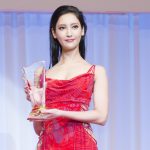 モデル・菜々緒が第29回日本日本ジュエリーべストドレッサー賞表彰式に赤色のセクシーなドレスコーデで登場！「20代最後の年にこの賞を受賞できたことをすごく光栄に思っています」