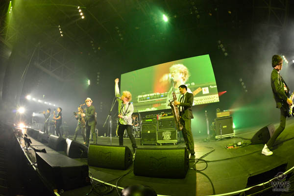 10-FEETがCOUNTDOWN JAPAN 17/18の2日目、EARTH STAGEのトリで登場！ 東京スカパラとのコラボ含め、持ち時間を目一杯使って届けた曲数は、まさかの全12曲！