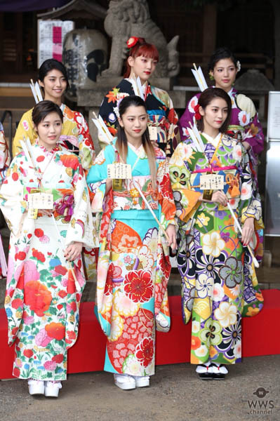 新生 E-girlsメンバー11人全員が艶やかな晴れ着姿で最新シングルヒット祈願！