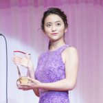 タレントの岡田結実が第29回日本ジュエリーべストドレッサー賞表彰式に紫色のロングドレス姿で登場！「あと一歩踏み出したいときとかにジュエリーを付ける」